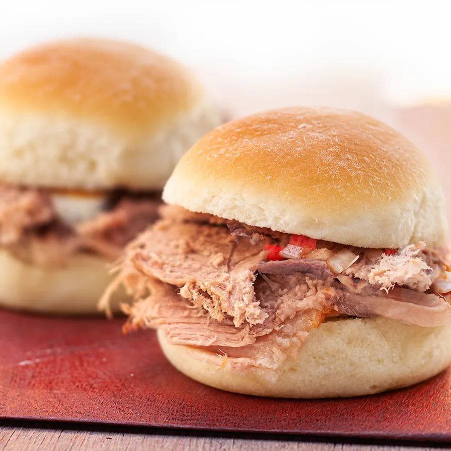 sándwich de pernil de cerdo fileteado en figaza